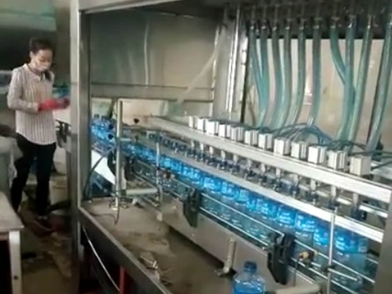 江苏客户订购玻璃水灌装机生产现场（附玻璃水灌装设备视频）